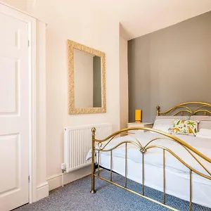 https://spacious-one-bed-apartment-with-parking-close-to-city-centre.yorkshirehotels.net